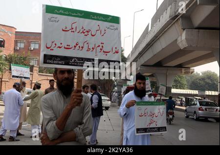 Hyderabad, Pakistan. 23rd Sep, 2022. Members of Tanzeem-e-Islami are holding protest demonstration against Transgender Protection Act, at Peshawar press club on Friday, September 23, 2022. Credit: Asianet-Pakistan/Alamy Live News Stock Photo