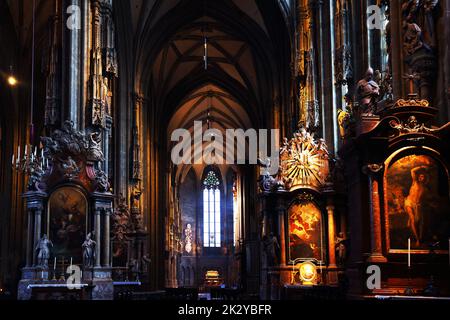 Gotik, Kirche, Figuren, Österreich, Wien Kirche, Wien Dom, Stephansdom, er ist das Wahrzeichen von Wien Stock Photo