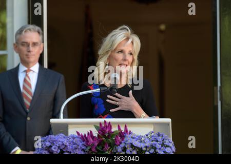 September 23, 2022, Washington, Distric of Columbia, USA: US First Lady JILL BIDEN delivers remarks and honoring to former First Lady JACQUELINE KENNEDY during an unveil JBK medallion ceremony, today on September 23, 2022 at the Decatur House/White House in Washington DC, USA. (Credit Image: © Lenin Nolly/ZUMA Press Wire) Credit: ZUMA Press, Inc./Alamy Live News Stock Photo