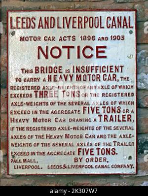 Leeds and Liverpool canal ,bridge notice, Motor car acts 1896 and 1903, Notice, this bridge is insufficient to carry a heavy motor car Stock Photo