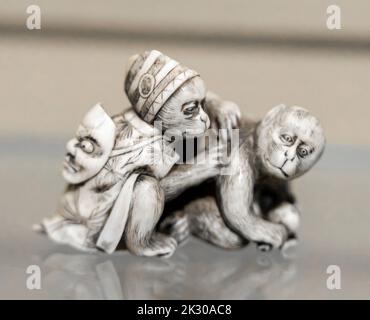 Two monkeys  - Nagoya school figurines - Ivory - Japan - late 19th century Stock Photo