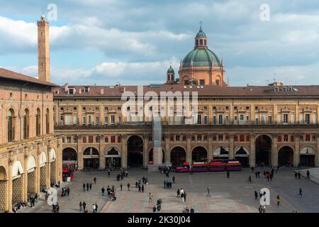 Italy, Emilia-Romagna, Bologna, Piazza Maggiore and facade of Palazzo dei Banchi Stock Photo