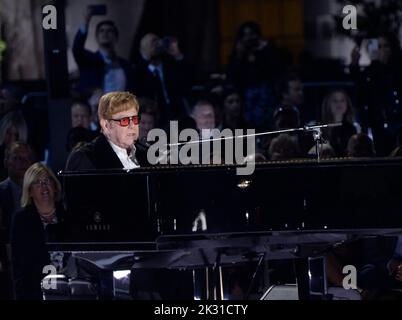 Washington DC, USA. 23rd Sep, 2022. Sir Elton John preforms a show he calls “A Night When Hope and History Rhyme” as part of his farewell tour on the South Lawn of the White House in Washington, DC on Friday, September 23, 2022. Credit: Bonnie Cash/Pool via CNP /MediaPunch Credit: MediaPunch Inc/Alamy Live News Stock Photo
