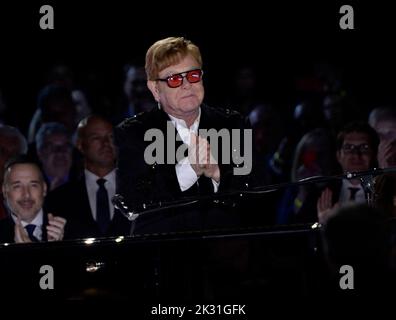 Washington, United States. 23rd Sep, 2022. Sir Elton John preforms a show he calls A Night When Hope and History Rhyme as part of his farewell tour on the South Lawn of the White House in Washington, DC on Friday, September 23, 2022. Credit: Bonnie Cash/Pool via CNP/dpa/Alamy Live News Stock Photo