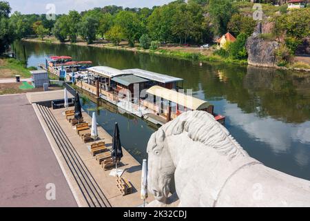 Halle (Saale): river Saale, district Kröllwitz, horse at bridge Kröllwitzer Brücke, boats in , Sachsen-Anhalt, Saxony-Anhalt, Germany Stock Photo