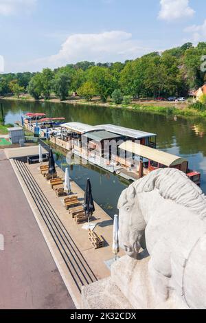 Halle (Saale): river Saale, district Kröllwitz, horse at bridge Kröllwitzer Brücke, boats in , Sachsen-Anhalt, Saxony-Anhalt, Germany Stock Photo