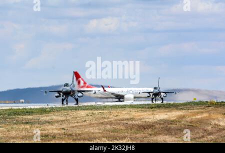 Turkish F-16's  Fighting Falcon between the two Thy  Boeing 737 - 800 Sultanbeyli at  İnternational Anatolian Eagle Exercise Konya Turkiye 06.30.2022, Stock Photo