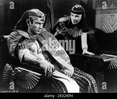 THE TEN COMMANDMENTS ANNE BAXTER as Nefretiri, CHARLTON HESTON as Moses ...