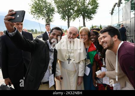 Assisi, Italy. 24th Sep, 2022. Italy, Assisi, Vatican, 22/09/24 Pope Francis in Assisi for the event 'The Economy of Francesco', Assisi, Italy Young people from 100 different countries met in Assisi to design a new world economy. They will do so by producing a final document that will be signed by Pope Francis. Photograph by Vatican media i /Catholic Press Photo. RESTRICTED TO EDITORIAL USE - NO MARKETING - NO ADVERTISING CAMPAIGNS Credit: Independent Photo Agency/Alamy Live News Stock Photo