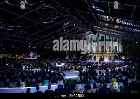Elton John preforms a show he calls ÒA Night When Hope and History RhymeÓ as part of his ...