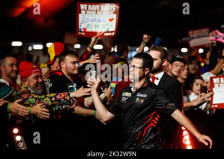 Wieze, Belgium. 24th Sep, 2022. Australian Damon Heta pictured on the second day of the Belgian Darts Open, a tournament in the European Tour that takes places from September 23 until September 25 in Wieze, Saturday 24 September 2022. BELGA PHOTO JEF MATTHEE Credit: Belga News Agency/Alamy Live News Stock Photo