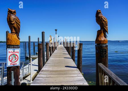 Havre de Grace, MD, USA – August 13, 2022: A  pier along the edge of the Chesapeake Bay shore at Concord Point. Stock Photo