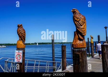 Havre de Grace, MD, USA – August 13, 2022: A  pier along the edge of the Chesapeake Bay shore at Concord Point. Stock Photo