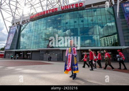 A street vendor sells merchandise outside Old Trafford Stadium for today’s 25th Betfred Super League Grand Final match St Helens vs Leeds Rhinos at Old Trafford, Manchester, United Kingdom, 23rd September 2022  (Photo by James Heaton/News Images) Stock Photo