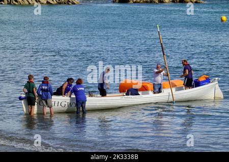 Looe, Cornwall, UK. 24th Sep, 2022. Blue skies and a sunshine on the coast of Cornwall. Credit: Julian Kemp/Alamy Live News Stock Photo