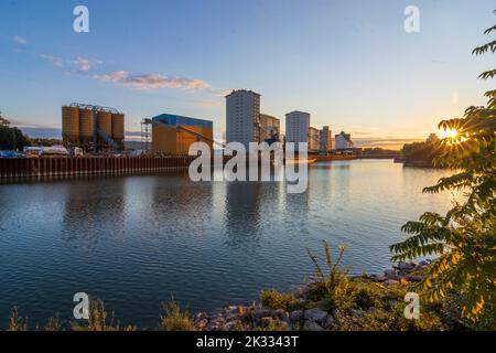 Wien, Vienna: port Alberner Hafen, cargo ship, warehouses, sunset in 11. Simmering, Wien, Austria Stock Photo