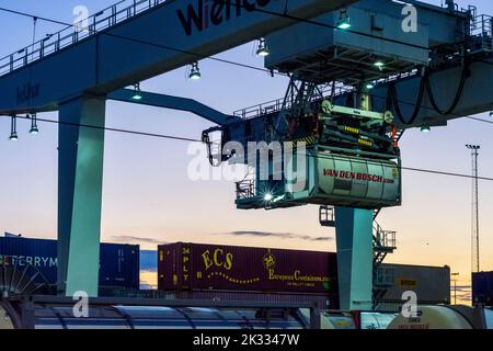 Wien, Vienna: moving gantry cranes in container terminal of port Freudenau, company WienCont, railway line,  transshipment road to rail and vice versa Stock Photo