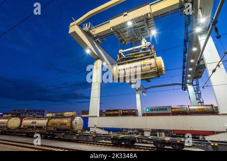 Wien, Vienna: moving gantry cranes in container terminal of port Freudenau, company WienCont, railway line,  transshipment road to rail and vice versa Stock Photo