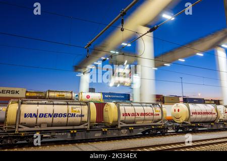 Wien, Vienna: moving gantry cranes in container terminal of port Freudenau, company WienCont, railway line,  transshipment road to rail and vice versa Stock Photo