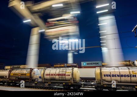 Wien, Vienna: moving gantry cranes in container terminal of port Freudenau, company WienCont, railway line,  transshipment road to rail and vice versa Stock Photo