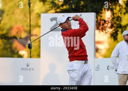 Charlotte, NC, USA. 24th Sep, 2022. Collin Morikawa hits his tee shot on the second hole during the Presidents Cup at Quail Hollow Club in Charlotte, NC. Brian Bishop/CSM/Alamy Live News Stock Photo