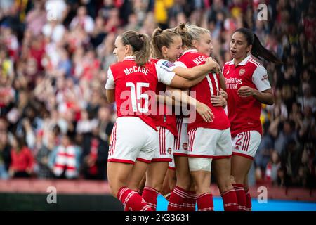 \ud83d\ude02 'They're stitching you up with this photo!' | Vivianne Miedema ...