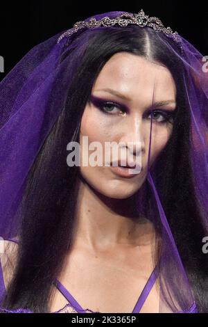 Bella Hadid Milan Fashion Week - Women F/W 22-23 Versace Fashion Show - Catwalk  Milan, Italy 25th February 2022 (Photo by SGP/Sipa USA)Italia id 127125 001  Not Exclusive Credit: Sipa US/Alamy Live