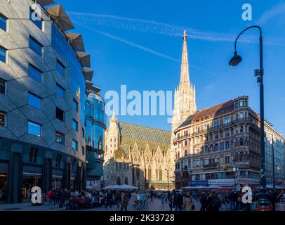 Wien, Vienna: St. Stephen's Cathedral (Stephansdom), Haas-Haus (left) in 01. Old Town, Wien, Austria Stock Photo