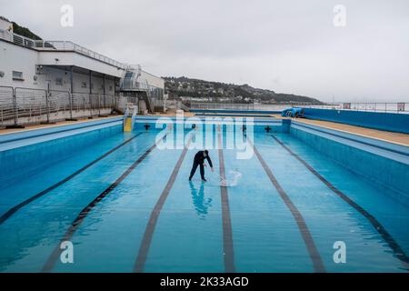 OUTDOOR SWIMMING POOL/LIDO AT GOUROCK...GOUROCK OUTDOOR POOL IS A SALT WATER PUBLIC LIDO ON THE WEST COAST OF SCOTLAND IN INVERCLYDE. IT IS THE OLDEST Stock Photo