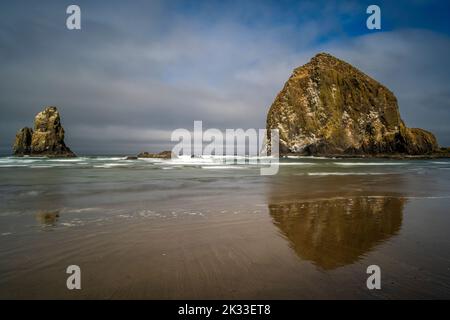 Haystack Rock, Cannon Beach, Oregon, USA Stock Photo