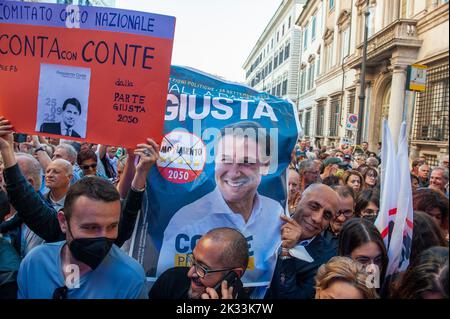 Rome, Italy 23/09/2022: M5S closing of the electoral campaign for the Italian general election. Piazza SS Apostoli. © Andrea Sabbadini Stock Photo