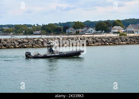 Rochester, New York, USA - September 18, 2022: A Monroe County Sheriff police boat enters Irondequoit Bay from Lake Ontario. Stock Photo