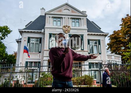 A Russian man is seen making a speech against Putin during the demonstration. In front of the Russian Embassy, in the Hague, the Russian community in The Netherlands organized a protest against President Vladimir Putin's decree to partially mobilize reservists in Russia, and against the war in Ukraine. Despite Russia's harsh laws against criticizing the military and the war, protests took place across the country. More than 1,300 Russians were arrested in anti-war demonstrations in 38 cities. (Photo by Ana Fernandez/SOPA Images/Sipa USA) Stock Photo