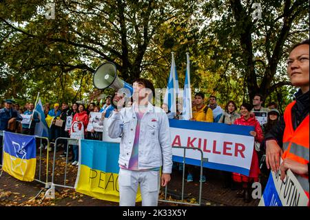 A Russian man is seen shouting slogans against the war in Ukraine during the demonstration. In front of the Russian Embassy, in the Hague, the Russian community in The Netherlands organized a protest against President Vladimir Putin's decree to partially mobilize reservists in Russia, and against the war in Ukraine. Despite Russia's harsh laws against criticizing the military and the war, protests took place across the country. More than 1,300 Russians were arrested in anti-war demonstrations in 38 cities. (Photo by Ana Fernandez/SOPA Images/Sipa USA) Stock Photo