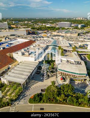 Miami Florida,Aventura Mall,atrium shopping shoppers shops,stores  businesses multi-level indoor inside interior stores kiosks Stock Photo -  Alamy