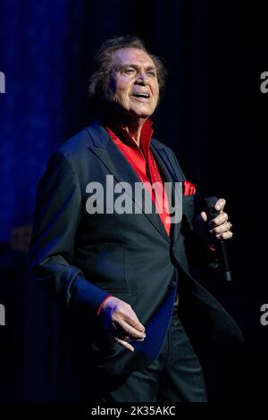 LONDON, ENGLAND: Engelbert Humperdinck performs at the London Palladium. Featuring: Engelbert Humperdinck Where: London, United Kingdom When: 25 Apr 2022 Credit: Neil Lupin/WENN Stock Photo