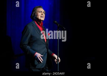 LONDON, ENGLAND: Engelbert Humperdinck performs at the London Palladium. Featuring: Engelbert Humperdinck Where: London, United Kingdom When: 25 Apr 2022 Credit: Neil Lupin/WENN Stock Photo