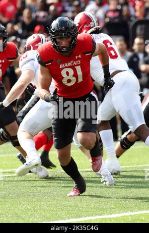 Cincinnati, Ohio, USA. 24th Sep, 2022. Cincinnati Bearcats TE Josh Whyle during an NCAA football game between the Cincinnati Bearcats and the Indiana Hoosiers at Nippert Stadium in Cincinnati, Ohio. Kevin Schultz/CSM/Alamy Live News Stock Photo