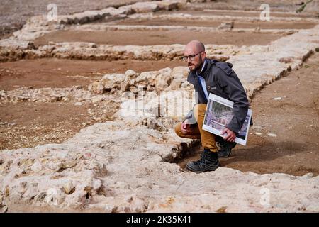 Landau, Germany. 13th Sep, 2022. David Hissnauer, archaeologist at the Speyer field office of the Rhineland-Palatinate Directorate General for Cultural Heritage, crouches next to the remains of a Roman military camp on the B10 highway. During work on the four-lane expansion of the B10 between Landau-Godramstein and the A65, remains from Roman times were found. (to dpa 'Highlight': Find of late antique military camp inspires researchers') Credit: Uwe Anspach/dpa/Alamy Live News Stock Photo