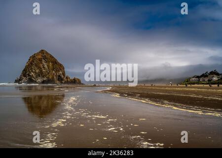 Haystack Rock, Cannon Beach, Oregon, USA Stock Photo