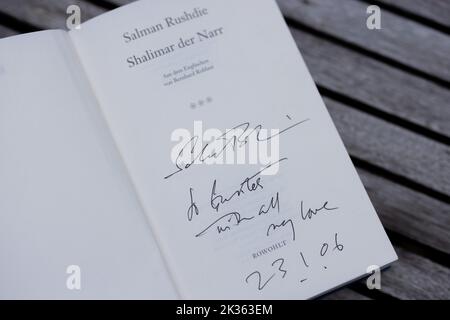 Cologne, Germany. 07th Sep, 2022. A personal dedication by the writer Salman Rushdie to Günter Wallraff can be seen in the book 'Shalimar the Fool,' taken in the garden after a conversation with the German press agency dpa. Investigative journalist Günter Wallraff will turn 80 on Oct. 1, 2022. Credit: Rolf Vennenbernd/dpa/Alamy Live News Stock Photo