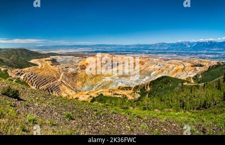 Open-pit mining at Kennecott Copper Mine aka Bingham Canyon Mine, Wasatch Range in dist, West Mountain Overlook, Oquirrh Mtns, near Tooele, Utah, USA Stock Photo