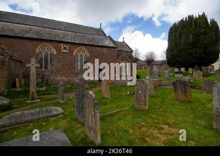 SANDFORD, DEVON, UK - APRIL 6, 2022 Sandford (St. Swithin) Church on Church Street Stock Photo