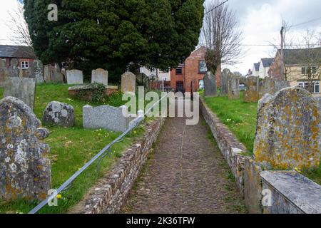 SANDFORD, DEVON, UK - APRIL 6, 2022 Sandford (St. Swithin) Church on Church Street Stock Photo