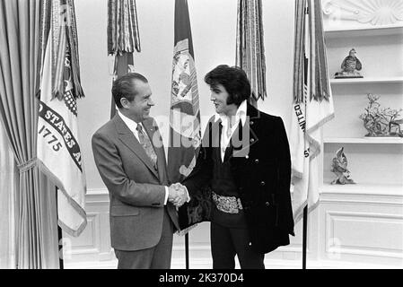 Richard Nixon and Elvis Presley shaking hands in the Oval Office on December 21, 1970 Stock Photo