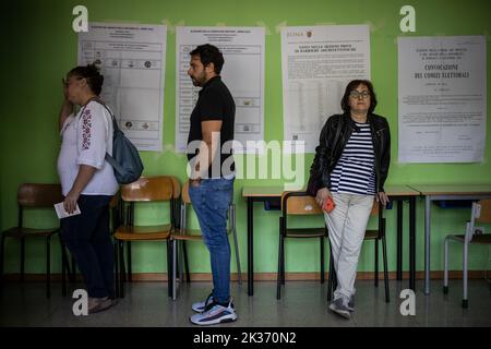 Rome, Italy. 25th Sep, 2022. Italians wait in line to casts their ballots at a polling station during the Italian parliamentary elections. Credit: Oliver Weiken/dpa/Alamy Live News Stock Photo