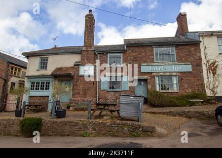 SANDFORD, DEVON, UK - APRIL 6, 2022 The Lamb Inn on The Square Stock Photo