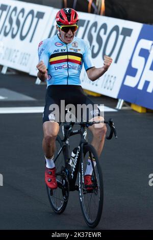 Wollongong, Australia. 25th Sep, 2022. Gold medalist Belgium's Remco Evenepoel celebrates as he crosses the finish line during the Men's Elite Road Race of the 2022 UCI Road World Championships in Wollongong, Australia, Sept. 25, 2022. Credit: Zhu Hongye/Xinhua/Alamy Live News Stock Photo