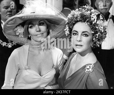 KIM NOVAK and ELIZABETH TAYLOR in THE MIRROR CRACK'D 1980 director GUY HAMILTON novel Agatha Christie costume design Phyllis Dalton producers John Brabourne and Richard Goodwin G.W. Films / EMI Films Stock Photo