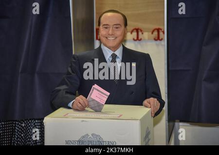 Milan. 25th Sep, 2022. Italy's former Prime Minister and Forza Italia leader Silvio Berlusconi casts his ballot at a polling station in Milan, Italy, Sept. 25, 2022. Polls opened to renew the parliament in Italy early on Sunday, in a snap election seen as crucial for the country. Credit: Xinhua/Alamy Live News Stock Photo